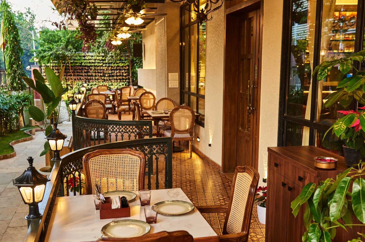 Outdoor Alfresco Dining at Restaurant in Goregaon